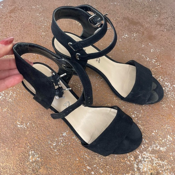 Reisa black suede Unisa block heel sandals with an open toe and ankle strap sz 6 - Picture 2 of 6